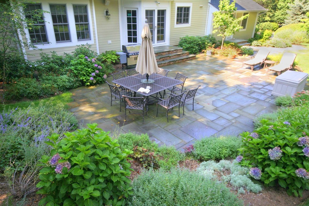 Пример оригинального дизайна: маленький регулярный сад на заднем дворе в классическом стиле с садовой дорожкой или калиткой и полуденной тенью для на участке и в саду
