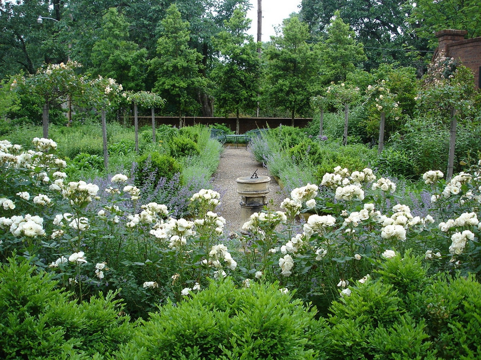 Klassischer Garten im Sommer, hinter dem Haus in Little Rock