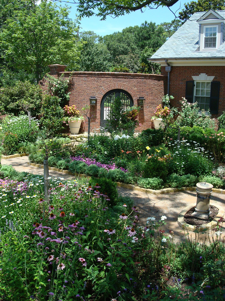 На фото: летний участок и сад на заднем дворе в классическом стиле с