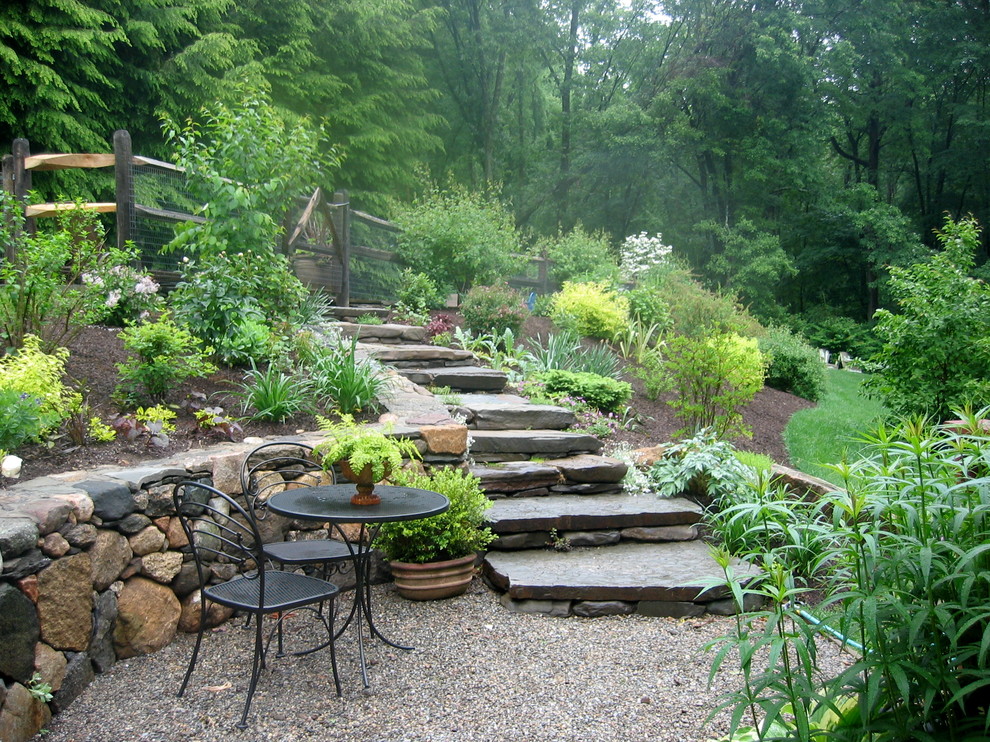На фото: участок и сад на заднем дворе в стиле рустика с подпорной стенкой с