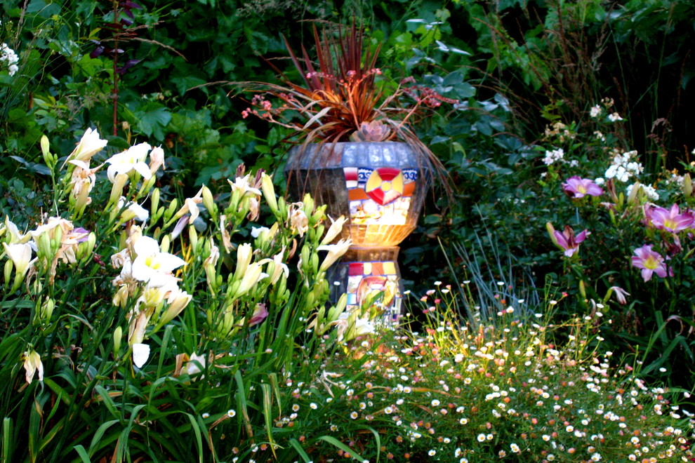 Immagine di un giardino boho chic dietro casa con un giardino in vaso