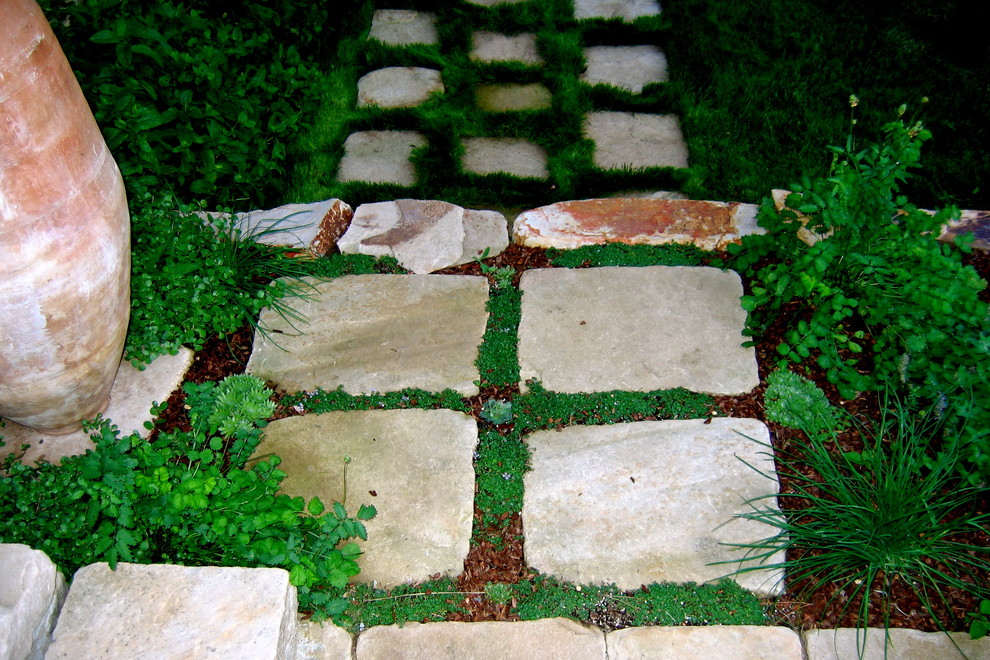 Imagen de jardín bohemio en patio trasero con adoquines de piedra natural
