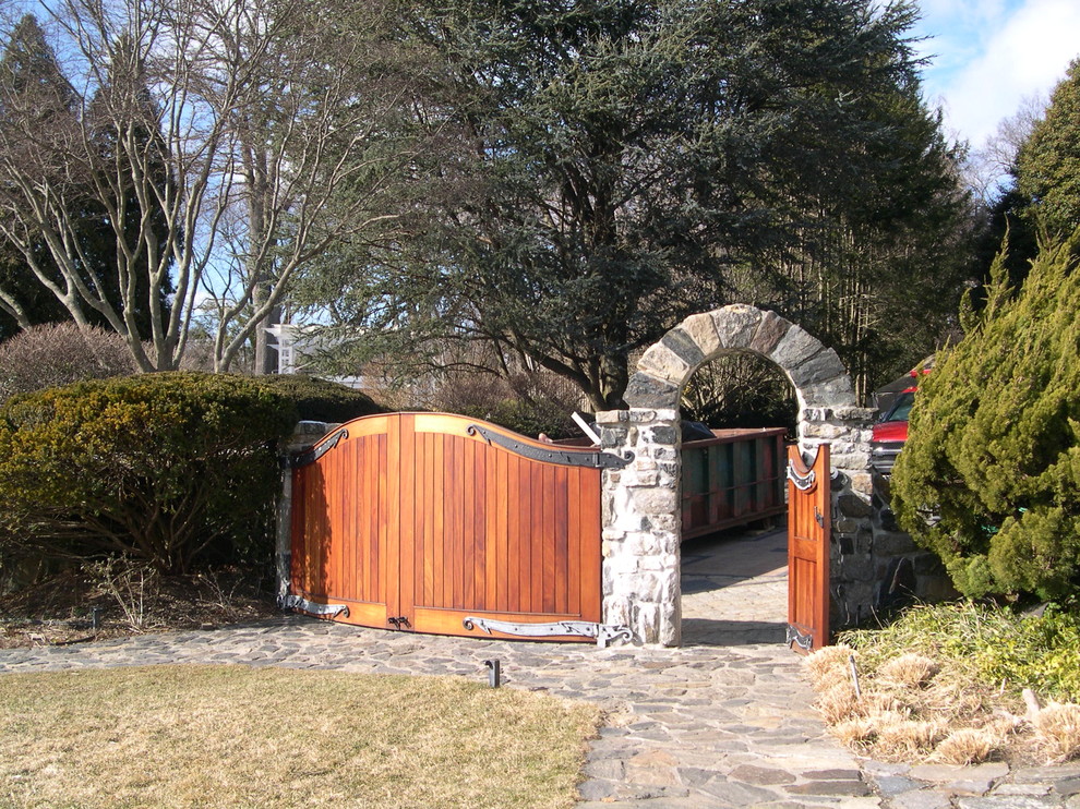 Ejemplo de acceso privado rural de tamaño medio en patio delantero con adoquines de piedra natural
