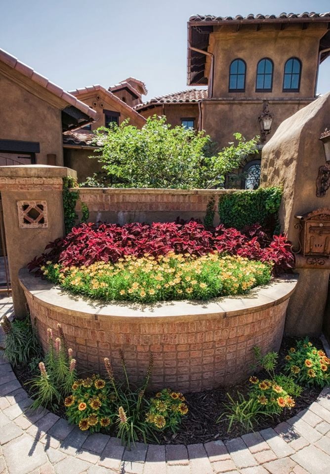 デンバーにある高級な広い地中海スタイルのおしゃれな庭 (擁壁、半日向、コンクリート敷き	) の写真
