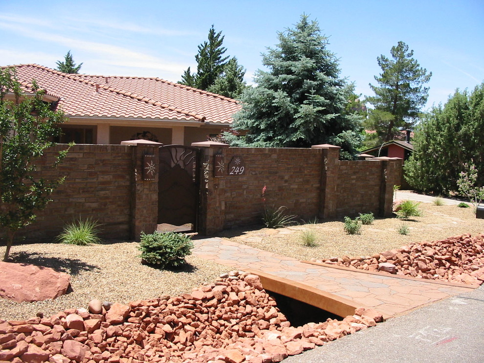 Moderner Garten mit Betonboden in Phoenix
