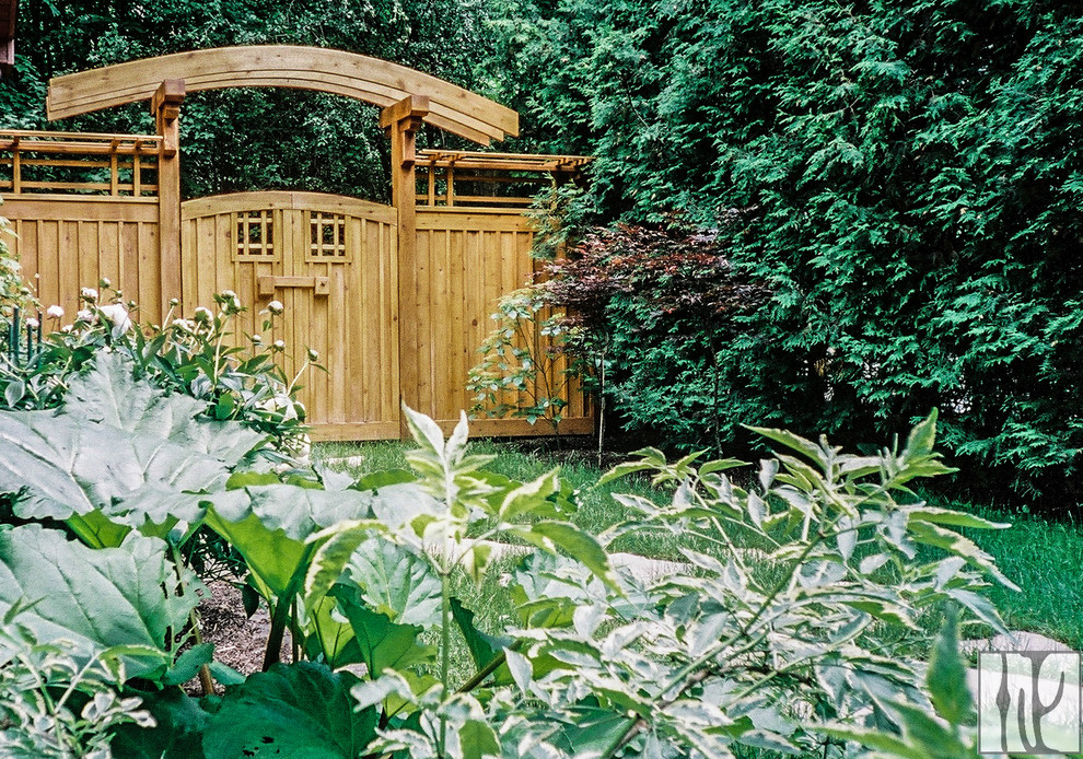 Imagen de jardín asiático de tamaño medio en verano en patio trasero con jardín de macetas, exposición parcial al sol y adoquines de hormigón