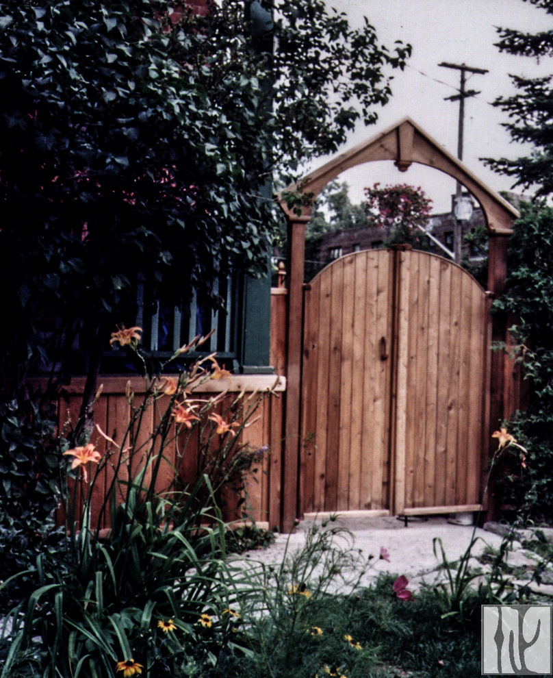 Foto de jardín de estilo zen de tamaño medio en verano en patio trasero con jardín de macetas, exposición parcial al sol y adoquines de hormigón
