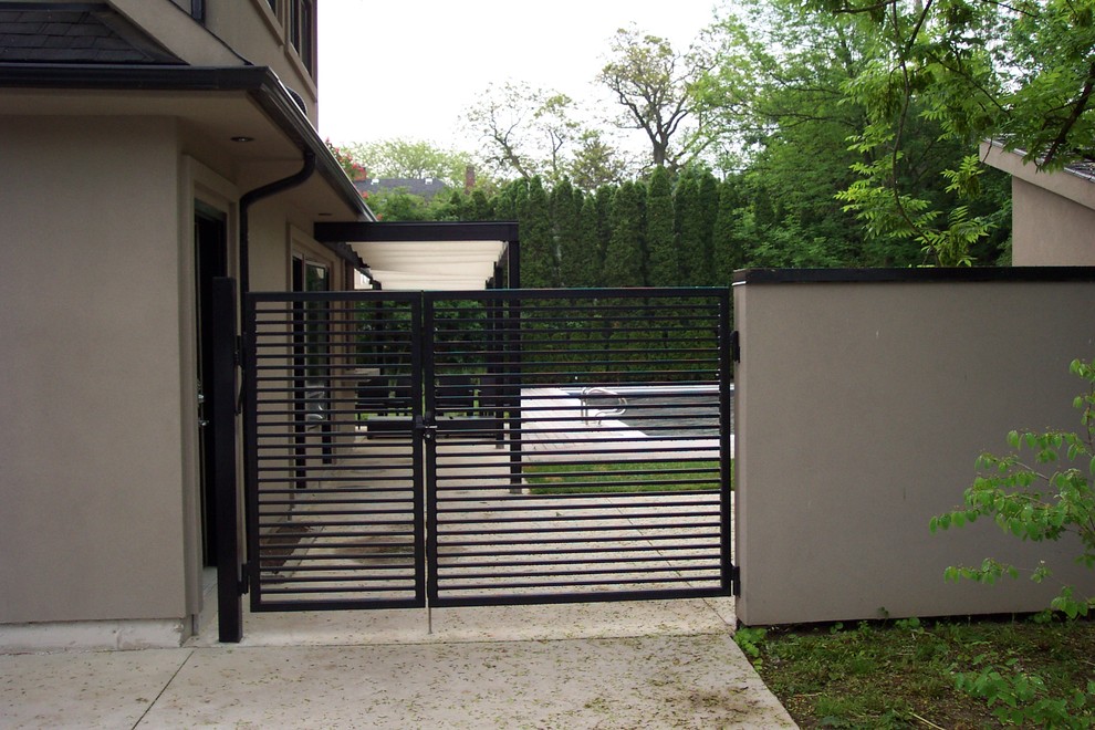 Photo of a contemporary garden in Toronto.