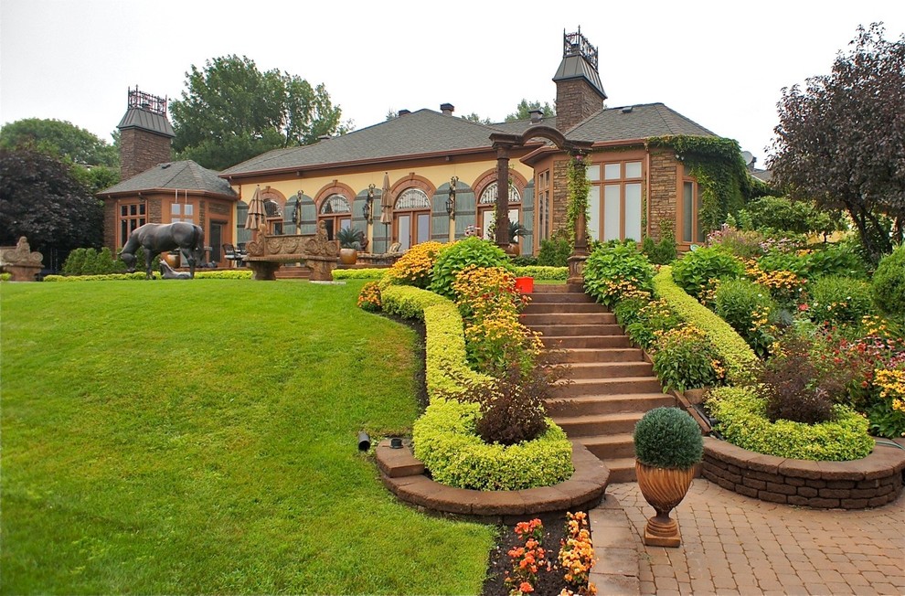 オタワにあるトラディショナルスタイルのおしゃれな庭 (傾斜地) の写真