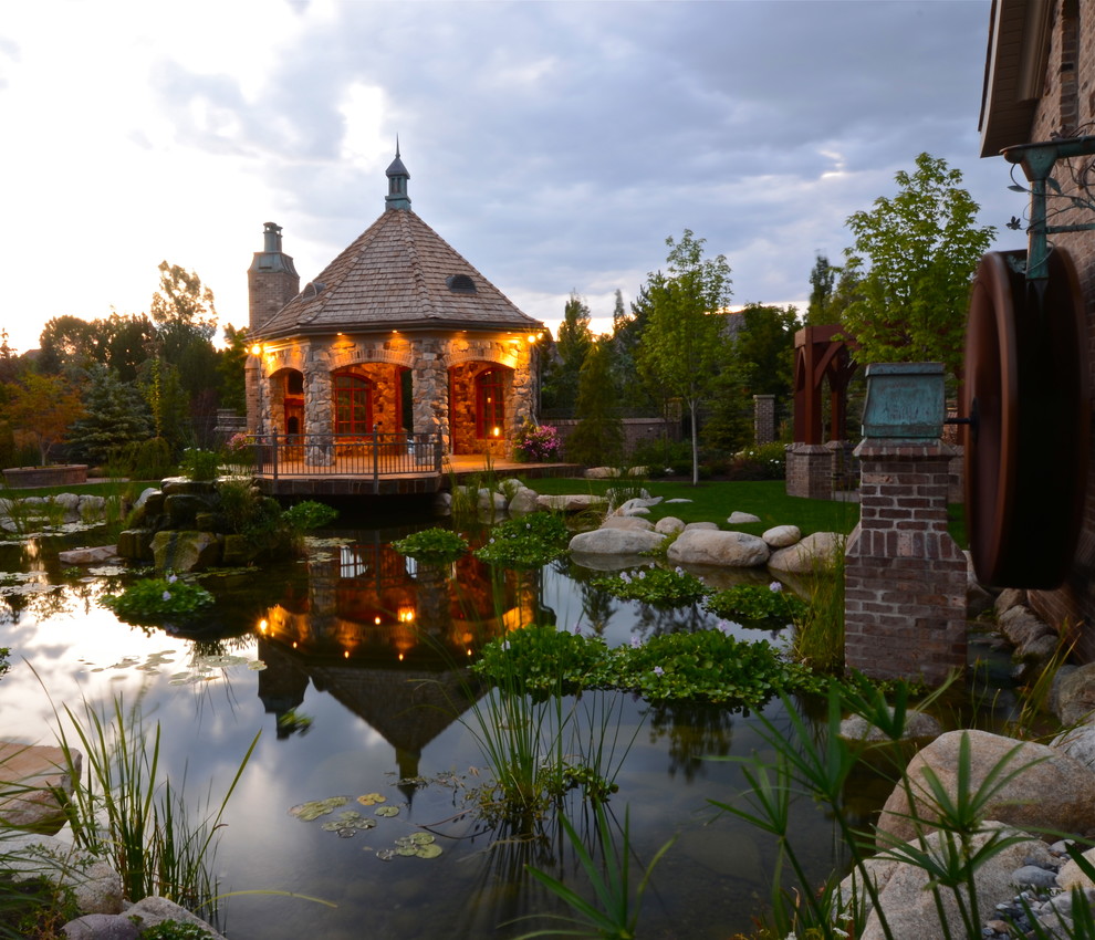 Пример оригинального дизайна: садовый фонтан на заднем дворе в классическом стиле