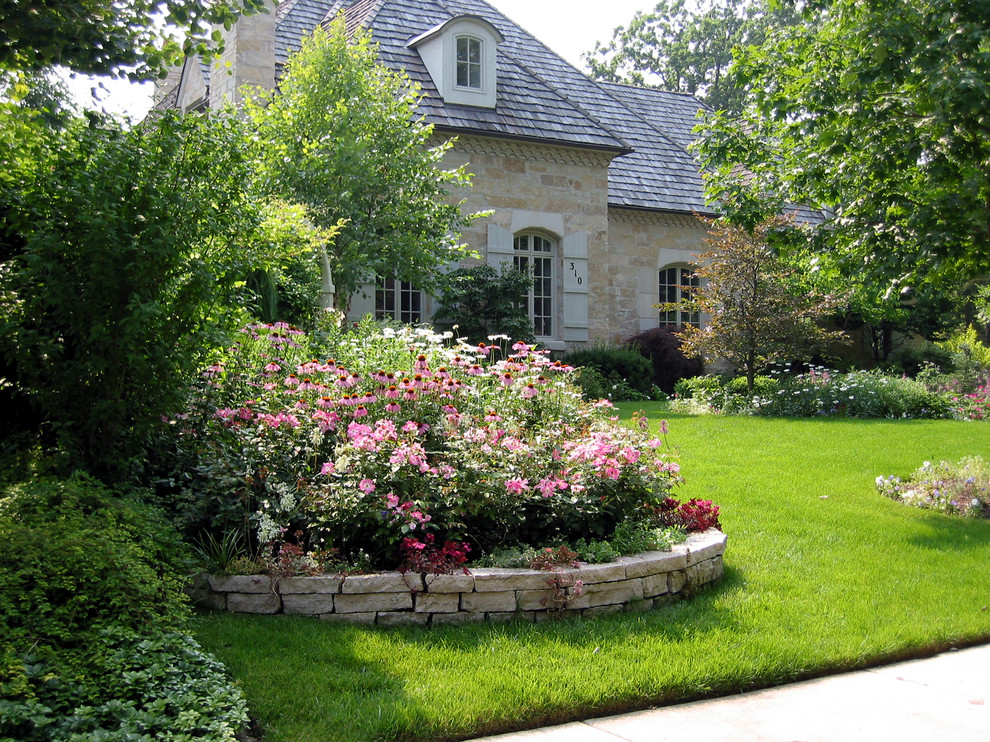 Источник вдохновения для домашнего уюта: участок и сад в классическом стиле