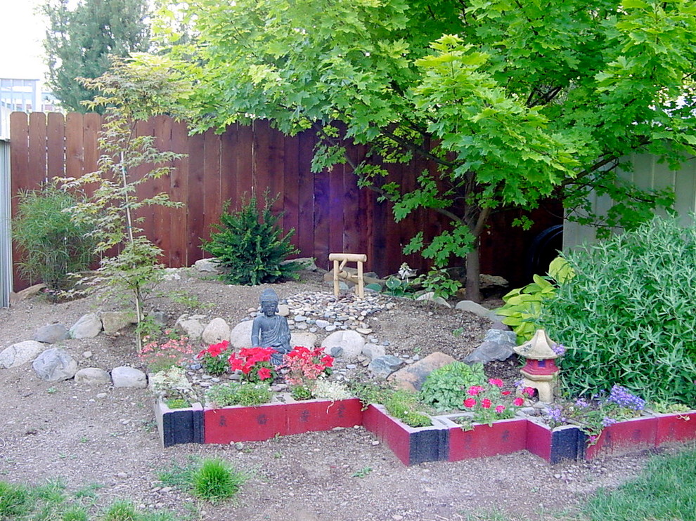 Ispirazione per un piccolo giardino formale minimalista esposto a mezz'ombra dietro casa in estate