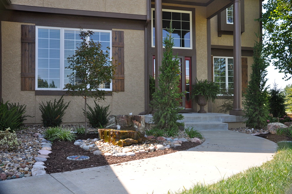 Photo of a contemporary landscaping in Kansas City.