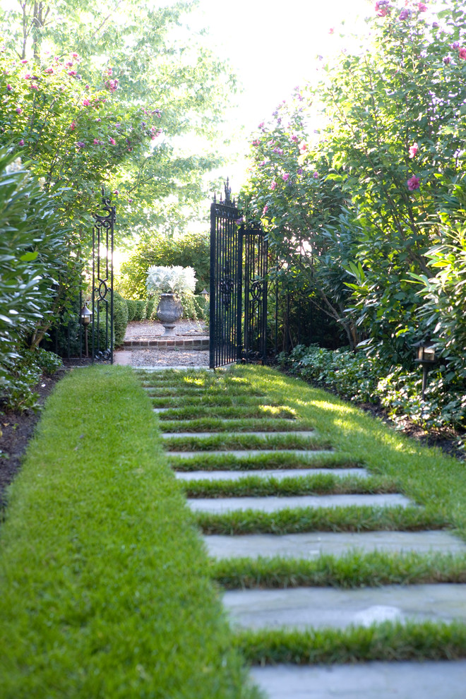 Imagen de jardín clásico con exposición reducida al sol y adoquines de piedra natural