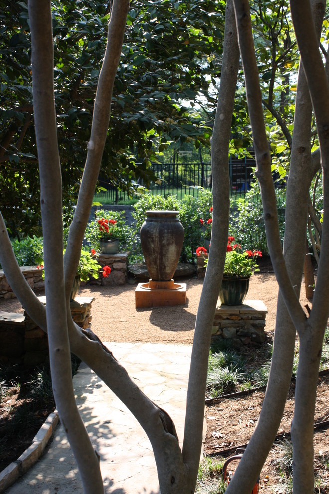 Foto de jardín tradicional de tamaño medio con fuente, exposición reducida al sol y gravilla