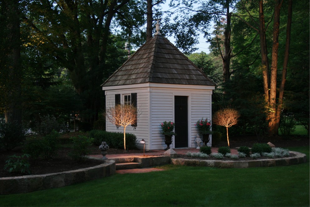 Design ideas for a traditional landscaping in Cleveland.