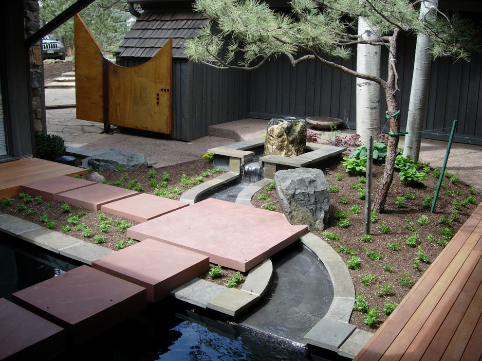 Diseño de jardín actual con fuente y entablado