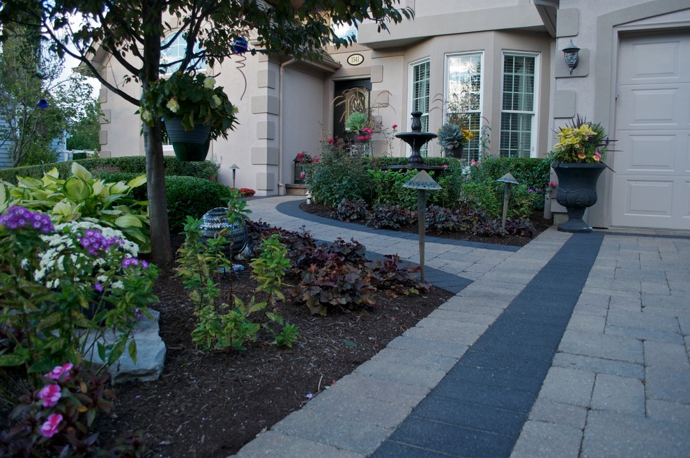 На фото: летний участок и сад среднего размера на переднем дворе в классическом стиле с подъездной дорогой и мощением клинкерной брусчаткой