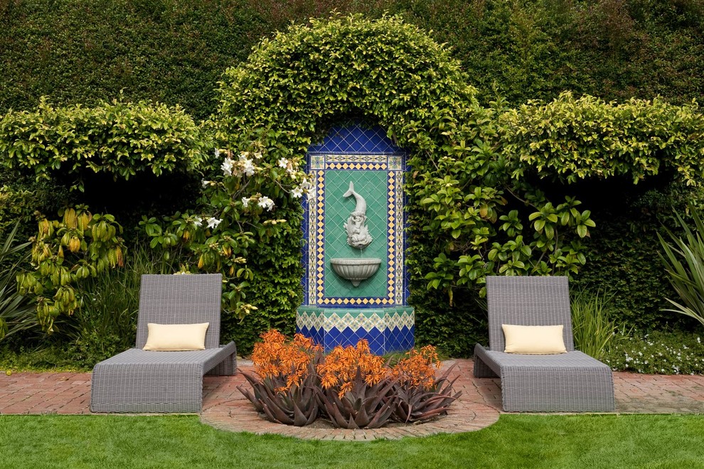 Geometrischer Mediterraner Garten mit Wasserspiel, direkter Sonneneinstrahlung und Pflastersteinen in Santa Barbara