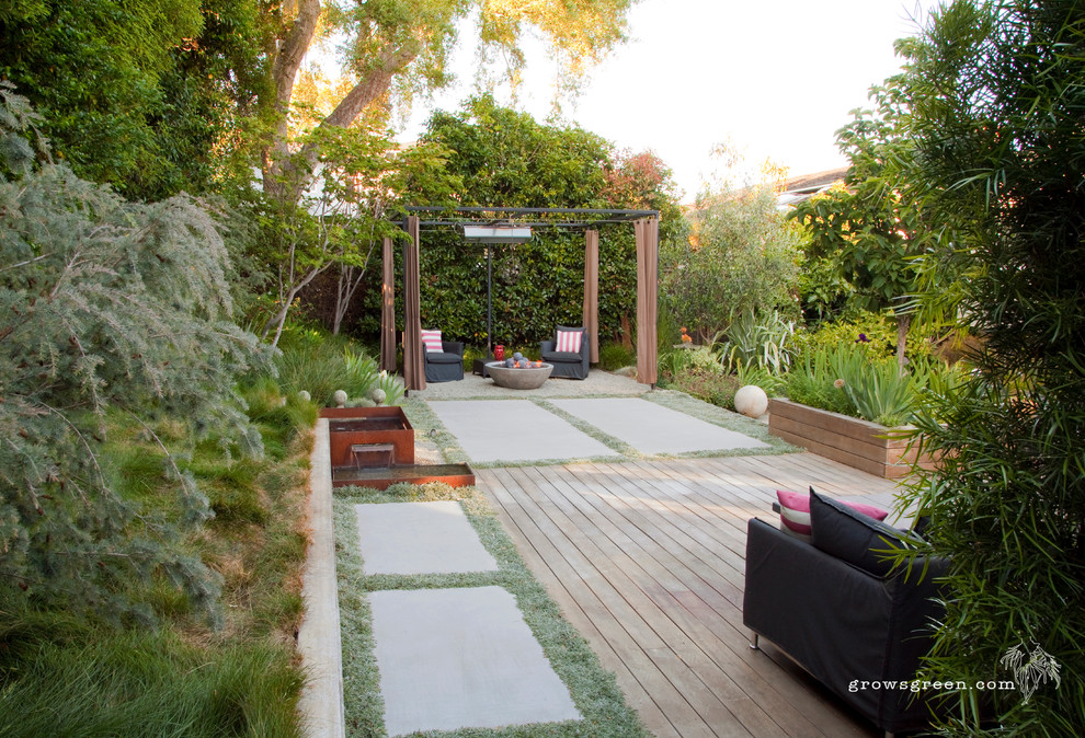 Modelo de jardín de secano minimalista de tamaño medio en patio trasero con brasero, exposición total al sol y adoquines de hormigón