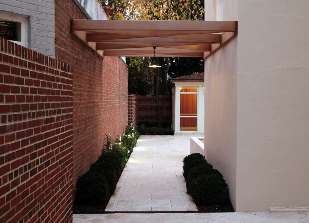Geometrischer, Kleiner Klassischer Gartenweg hinter dem Haus mit Natursteinplatten in Washington, D.C.