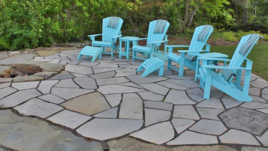 Esempio di un grande patio o portico costiero con pavimentazioni in pietra naturale