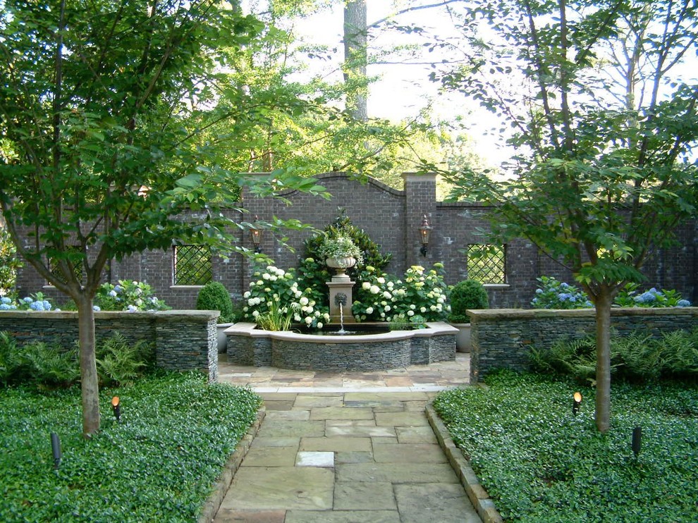 Immagine di un grande giardino formale tradizionale dietro casa