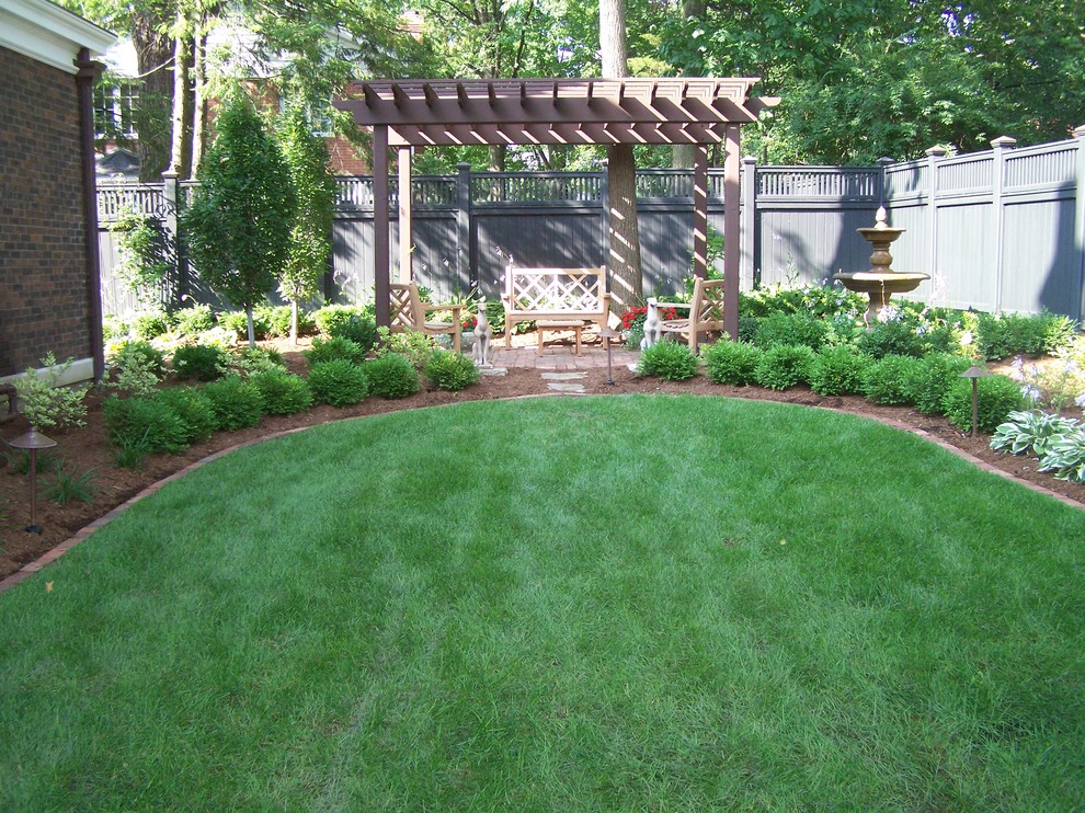 Идея дизайна: тенистый, весенний регулярный сад среднего размера на внутреннем дворе в классическом стиле с садовой дорожкой или калиткой и мощением клинкерной брусчаткой