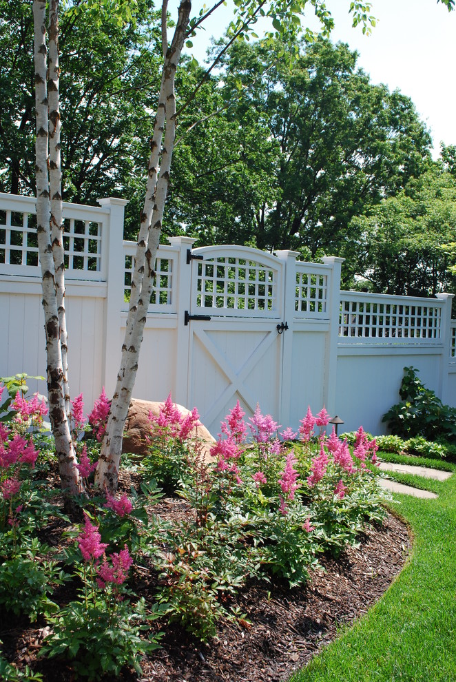 Diseño de jardín clásico de tamaño medio en patio lateral con exposición total al sol