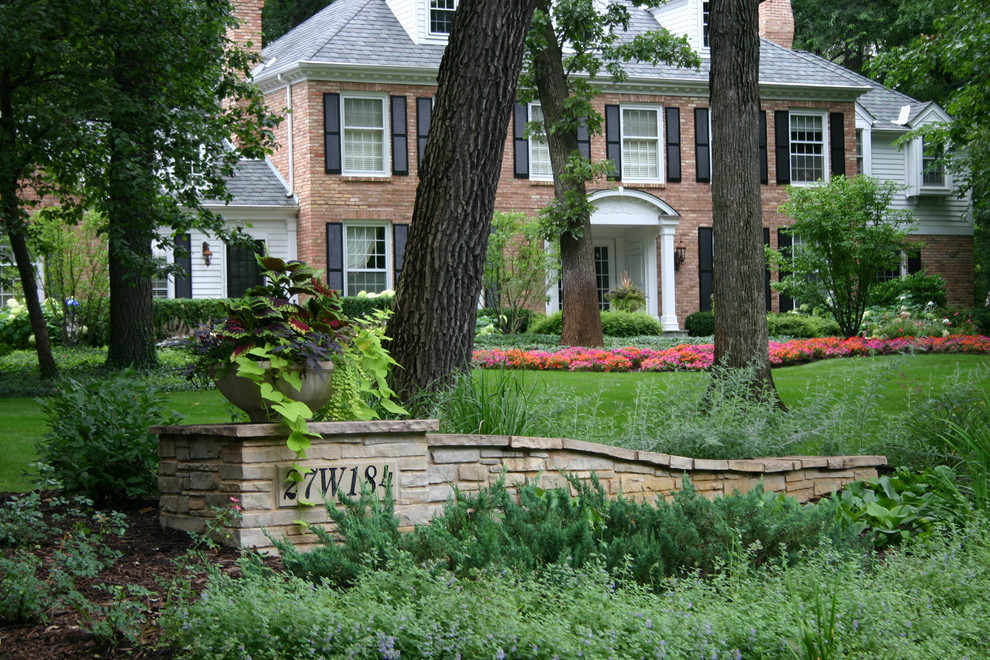 Foto di un grande giardino classico in ombra davanti casa in estate con pavimentazioni in pietra naturale