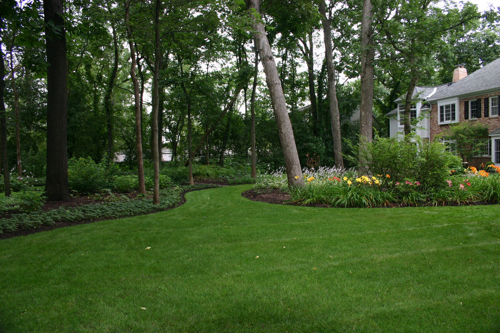 Inspiration for a large traditional front fully shaded garden for summer in Chicago with concrete paving.