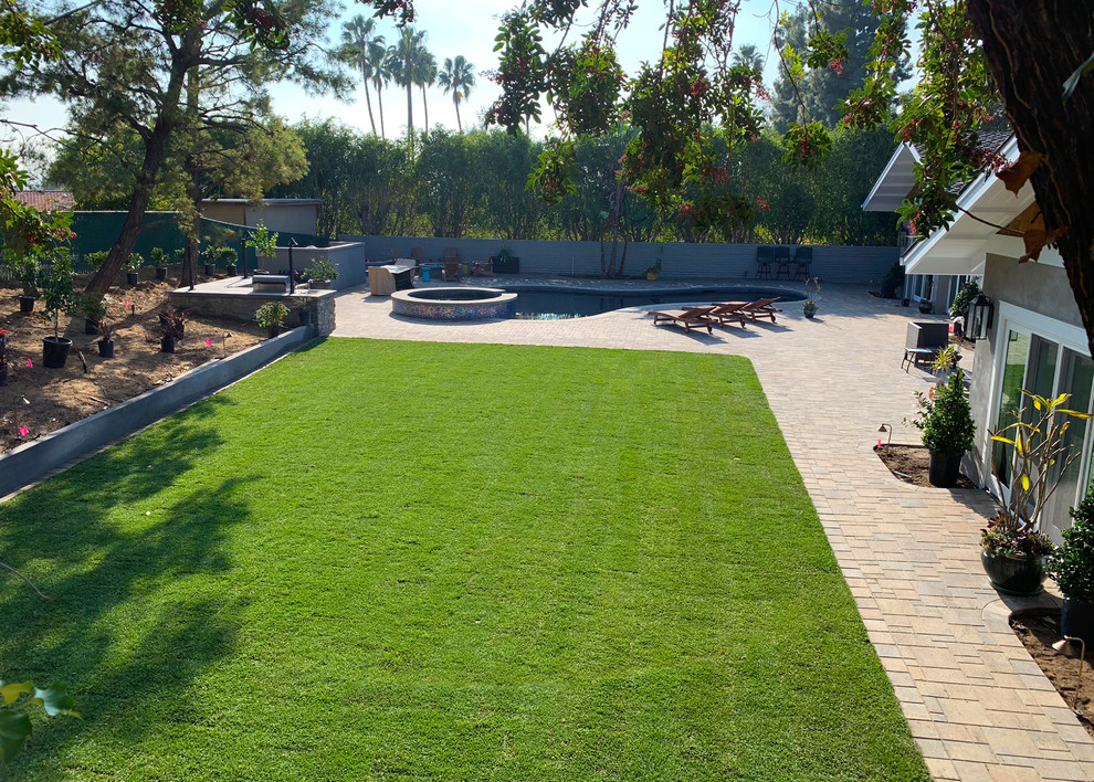 Стильный дизайн: участок и сад на переднем дворе в стиле кантри с мощением тротуарной плиткой - последний тренд