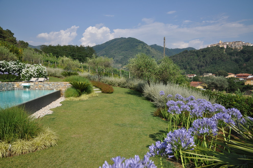 Großer Klassischer Garten hinter dem Haus mit Wasserspiel und Natursteinplatten in Florenz