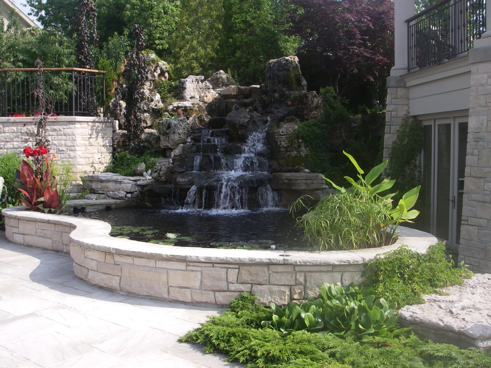Свежая идея для дизайна: летний садовый фонтан среднего размера на заднем дворе в классическом стиле с полуденной тенью - отличное фото интерьера