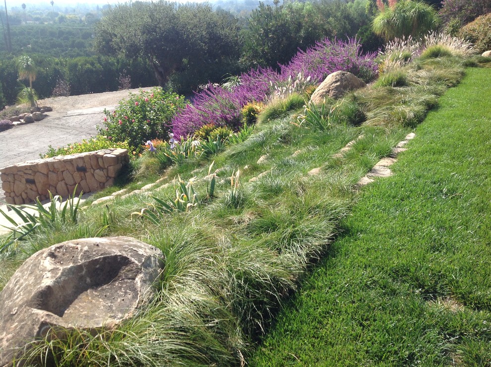 Geometrischer, Großer Klassischer Vorgarten mit Kübelpflanzen und Natursteinplatten in Los Angeles
