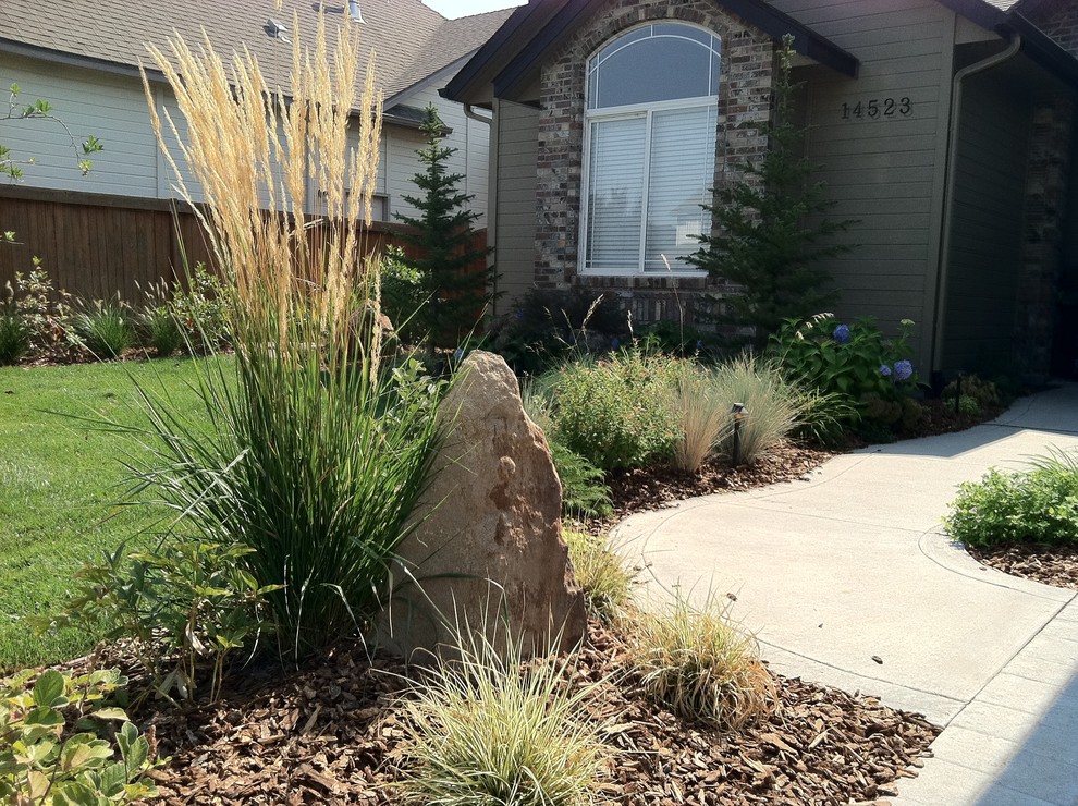 This is an example of a medium sized contemporary front partial sun garden in Boise with mulch.