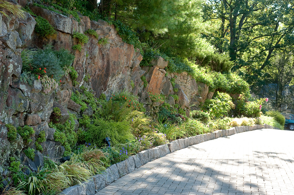 Idee per un giardino moderno esposto a mezz'ombra con un pendio, una collina o una riva e pavimentazioni in mattoni