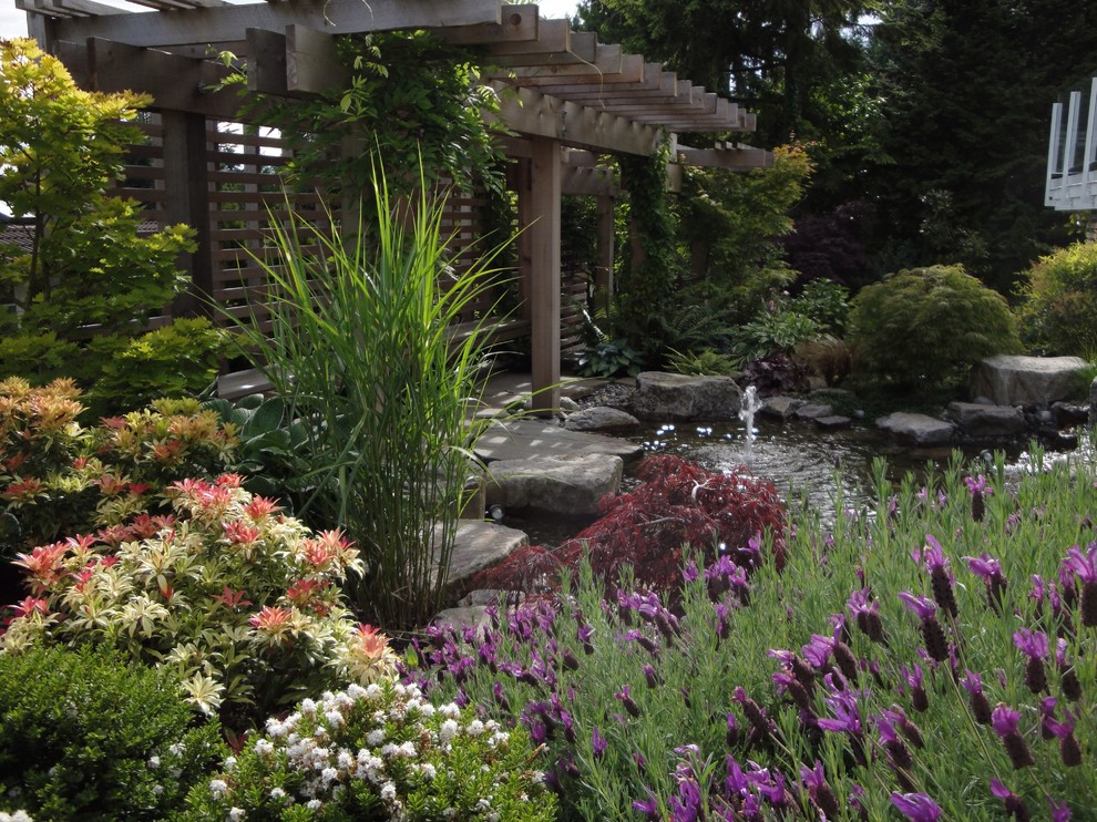 Klassischer Garten mit Wasserspiel in Vancouver