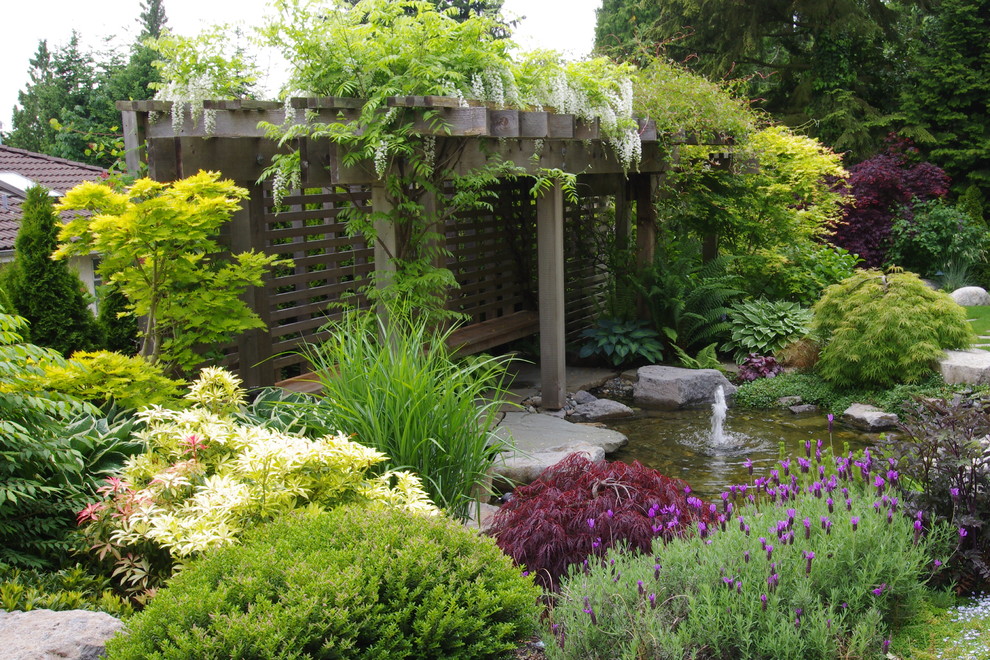 Esempio di un giardino stile rurale con fontane
