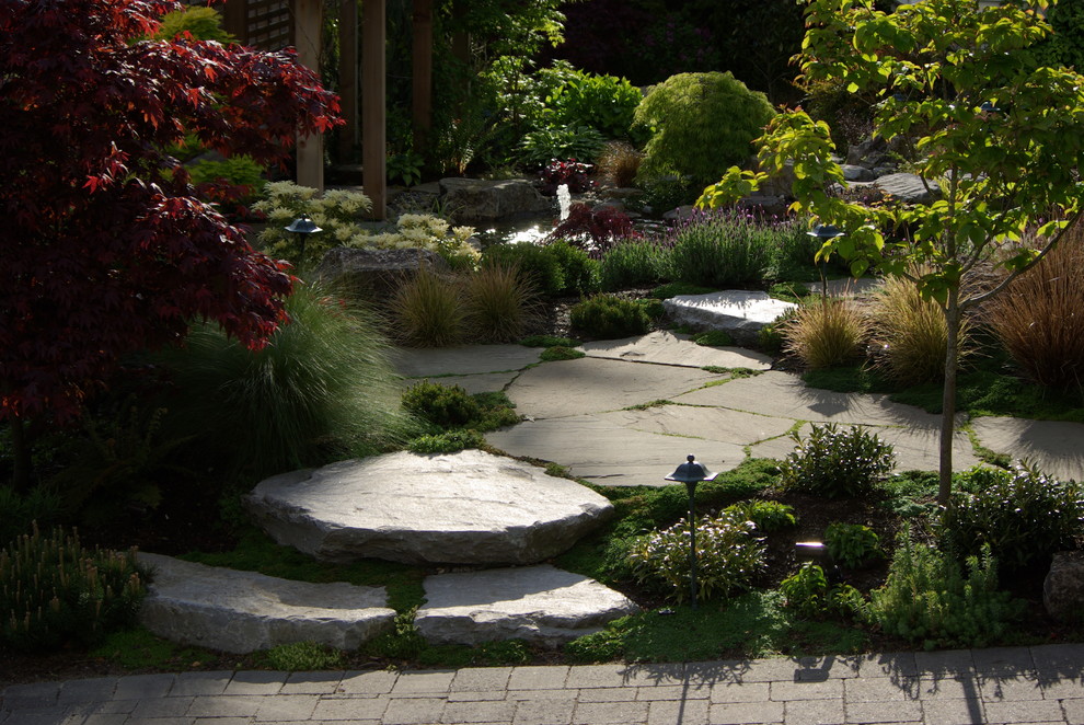 Klassischer Gartenweg mit Natursteinplatten in Vancouver