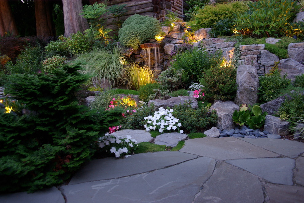 Rustikaler Garten mit Natursteinplatten und Wasserspiel in Vancouver