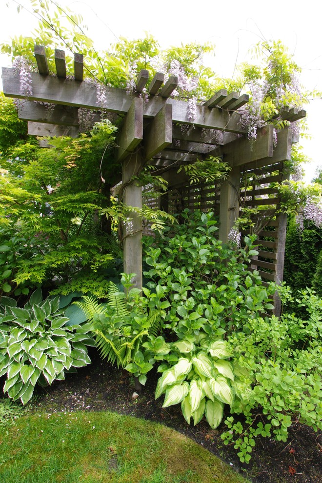 Immagine di un giardino classico esposto a mezz'ombra davanti casa