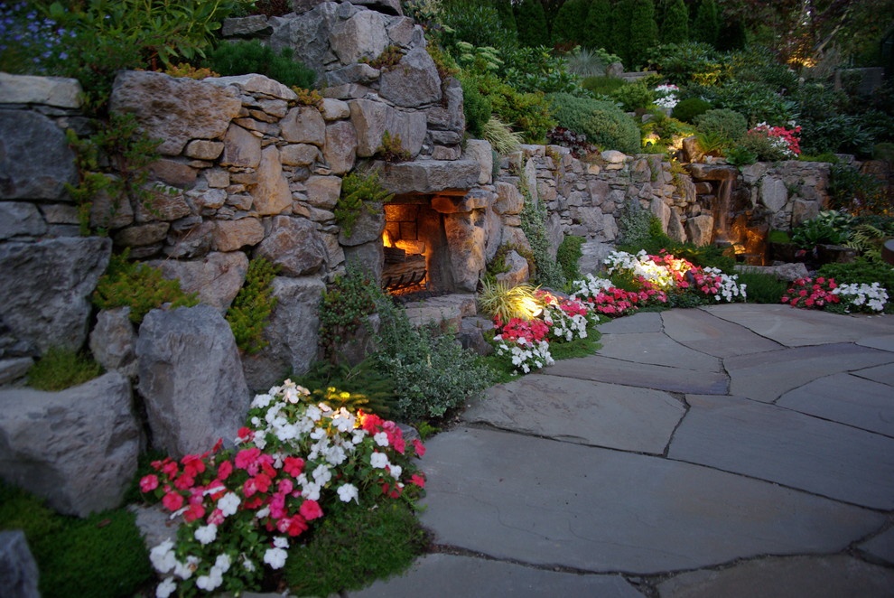 Пример оригинального дизайна: участок и сад в стиле рустика с уличным камином