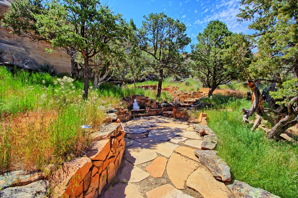 Immagine di un grande giardino formale stile americano esposto a mezz'ombra dietro casa in estate con un ingresso o sentiero e pavimentazioni in pietra naturale