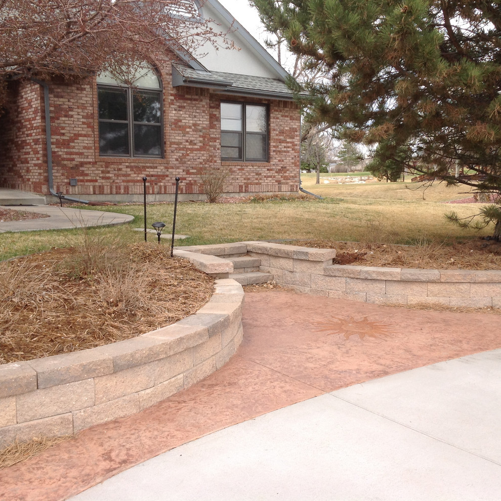 Inspiration for a mid-sized traditional front yard landscaping in Denver.