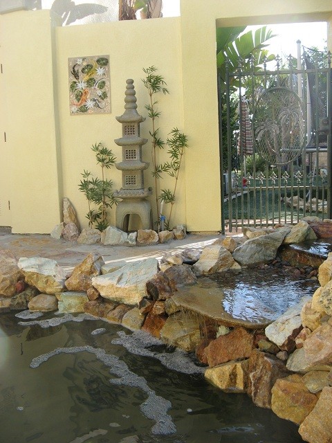 Inspiration for an asian landscaping in Los Angeles.