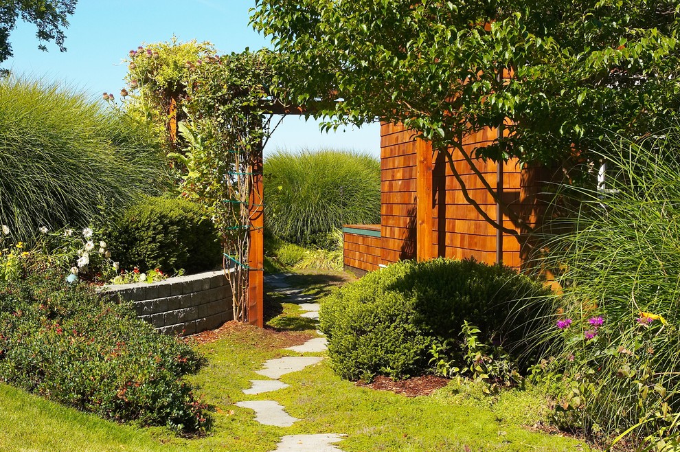 Esempio di un giardino stile rurale esposto a mezz'ombra di medie dimensioni e dietro casa con un ingresso o sentiero e pavimentazioni in cemento