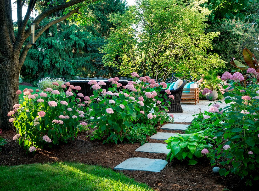 На фото: большой летний участок и сад на заднем дворе в классическом стиле с полуденной тенью, мощением клинкерной брусчаткой и клумбами