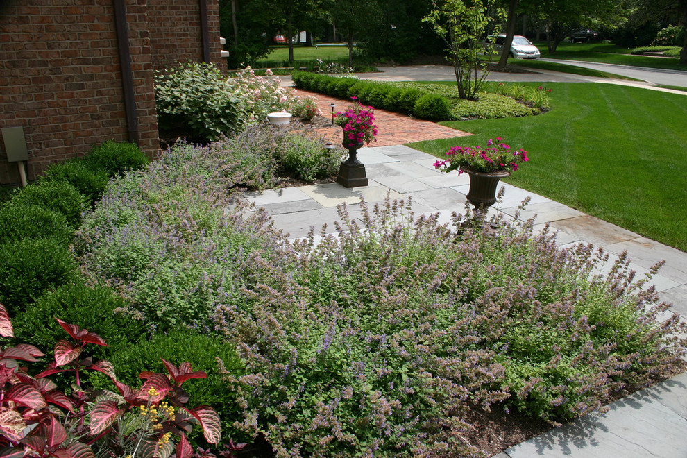 Design ideas for a large traditional full sun front yard stone landscaping in Chicago for summer.