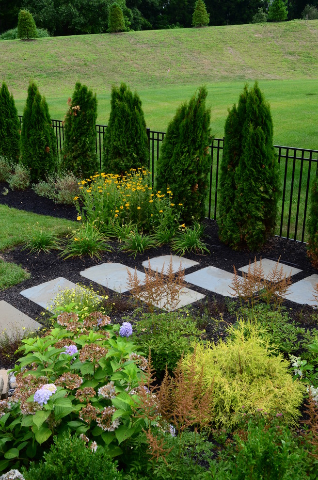 На фото: участок и сад на заднем дворе в классическом стиле с садовой дорожкой или калиткой и покрытием из каменной брусчатки с